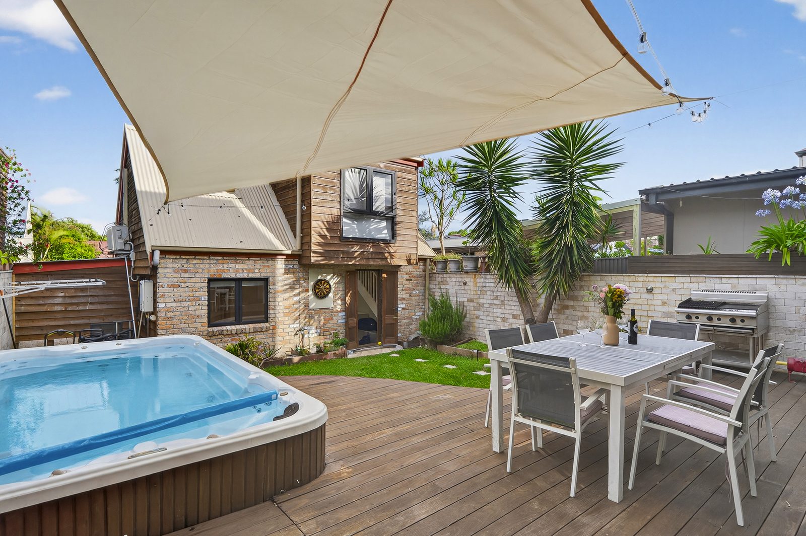 Outdoor entertainer's deck